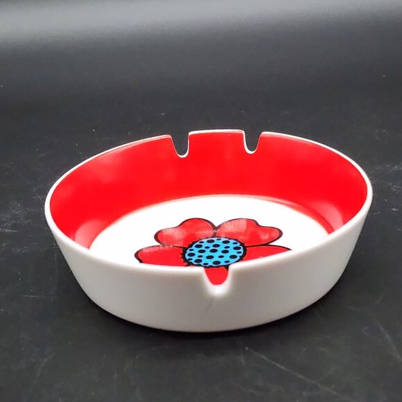 Retro Milk Glass Ashtray Red & White Poppy Floral 4.5" Diameter 1" High - Picture 8 of 9